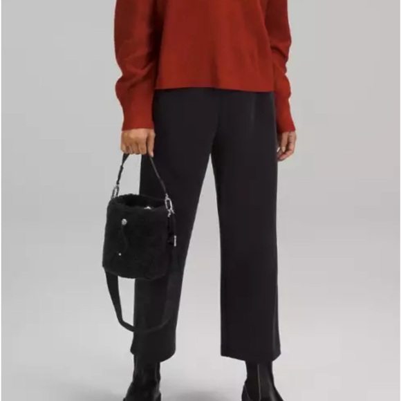 Lululemon Crossbody Black Bucket Bag Fleece 2.5L - Picture 6 of 14